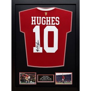 Legendy zarámovaný dres Manchester United FC 1985 Hughes Signed Shirt (Framed) TM-04984
